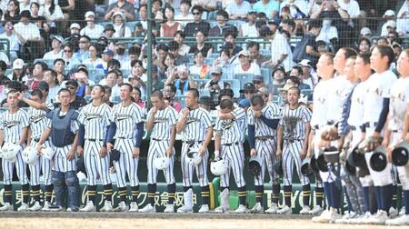 敗戦に涙する白樺学園ナイン（撮影・高部洋祐）