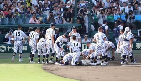 初戦突破ならず、ガックリの白樺学園ナイン（撮影・坂部計介）