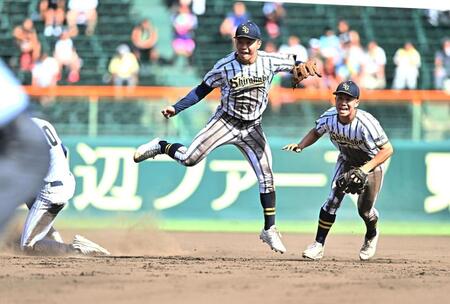 ８回、金沢匠良の二ゴロで華麗な挟殺プレーを見せスタンドを沸かせた白樺学園・金井瀬那（右）と後藤健（撮影・開出牧）
