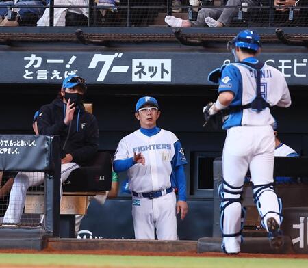 ９回を抑え、ベンチに戻る郡司（右）に声を掛ける新庄監督（左）＝撮影・中島達哉