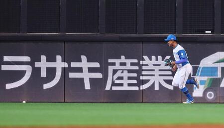 ７回、中島の打球を後逸する万波（撮影・中島達哉）