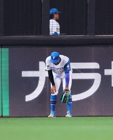 ７回、中島の打球を後逸して適時失策となり、ひざに手をつく万波（撮影・中島達哉）