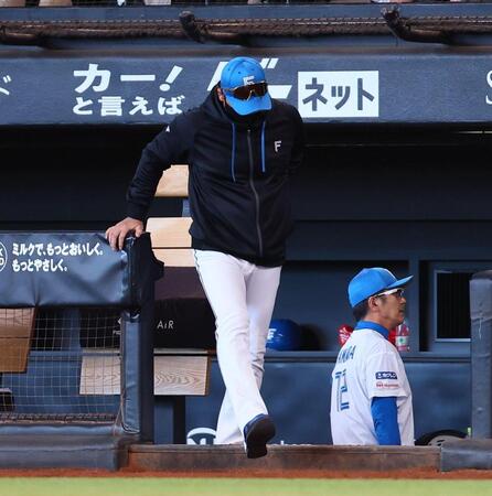 ７回、加藤の交代を告げる新庄監督（撮影・中島達哉）