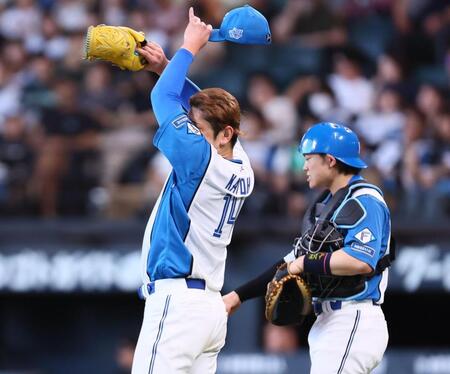 ７回、万波のエラーで追加点を許し、汗をぬぐう加藤（左）＝撮影・中島達哉