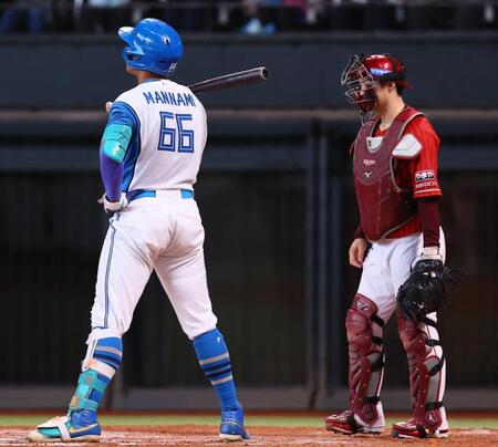 ９回、見逃し三振に倒れる万波（撮影・中島達哉）