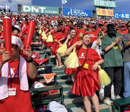 華やかな応援を繰り広げる東日本国際大昌平のフラダンス部