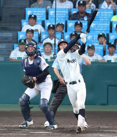 ９回大分商無死一塁、大飛球を放つも中飛に倒れる大分商・平田玲翔＝甲子園（撮影・中田匡峻）