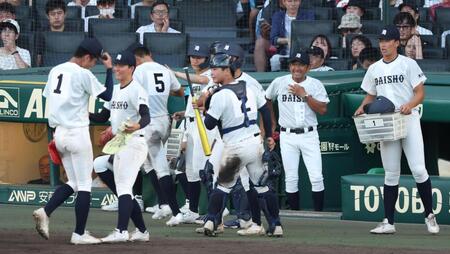 ８回に日本文理が大分商・平田玲翔（１）から２点を奪うも、同点には追いつかれずほっとした表情を見せる那賀誠監督（右から２人目）＝撮影・中田匡峻