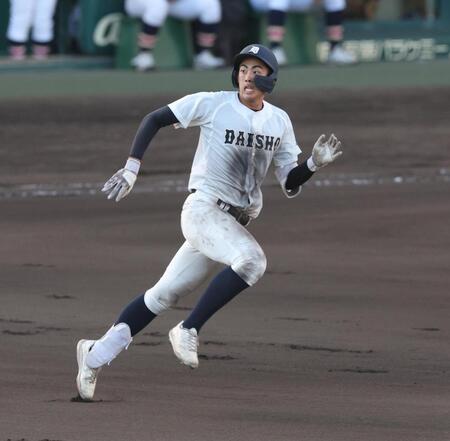 ６回、適時二塁打を放ち、二塁に向かって走る大分商・萱島夏空（撮影・中田匡峻）