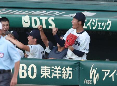 ６回、大分商・杉山巧真の勝ち越し適時打にほえる平田玲翔（右）＝撮影・中田匡峻