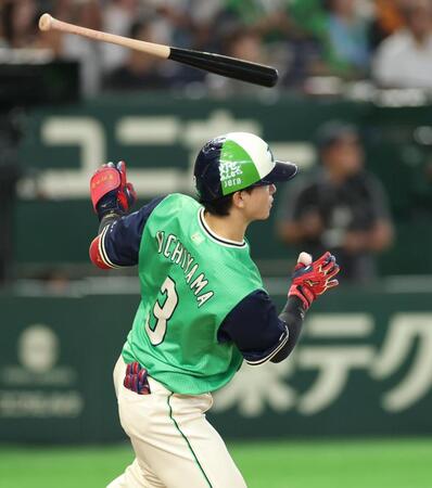 ２回巨人１死三塁、左前に先制適時打を放つ』ヤクルト・内山壮真　＝東京ドーム（撮影・金田祐二）