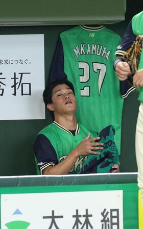３回、降板しがっくりの高橋（撮影・金田祐二）