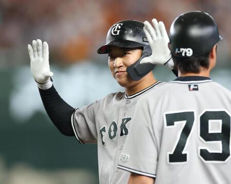 ３回、勝ち越し２点適時打を放ちポーズをきめる笹原（撮影・金田祐二）