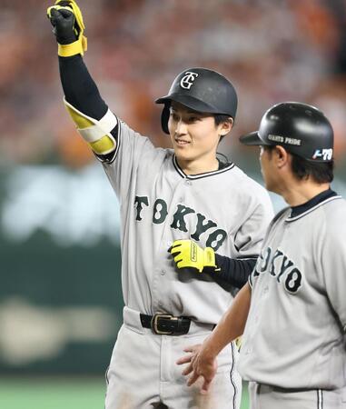 ３回、左前にに２点適時打を放ち喜ぶ浦田（撮影・金田祐二）