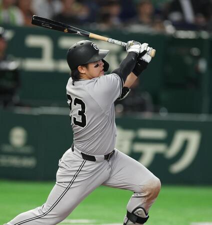 ７回、二塁打を放つ石塚（撮影・金田祐二）