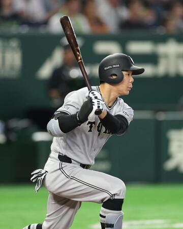 ７回、右前に２点適時打を放つ佐々木（撮影・金田祐二）
