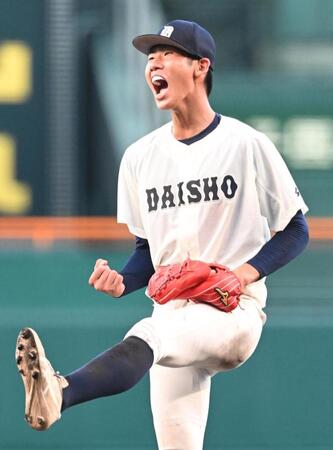 最後を締め、雄たけびを上げる大分商・平田玲翔＝甲子園（撮影・高部洋祐）