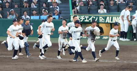 日本文理に勝利し、笑顔で駆け出す大分商ナイン＝甲子園（撮影・中田匡峻）