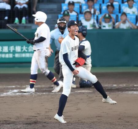 ９回、日本文理・秦碧羽（左奥）を空振り三振に斬り、声を上げる大分商・平田玲翔（撮影・中田匡峻）