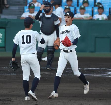 ３回途中で米田泰志（左）に代わり、マウンドに上がる大分商・平田玲翔（撮影・中田匡峻）