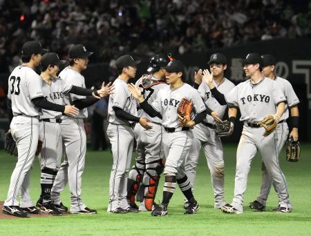 　ヤクルトに勝利し、タッチを交わす巨人ナイン＝東京ドーム