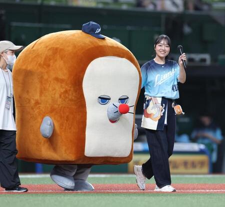 「パンどろぼう」のキャラクターと入場する朝井彩加（撮影・棚橋慶太）