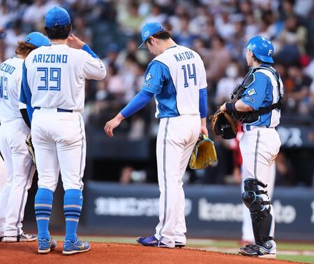 ７回途中で降板する加藤（中央）＝撮影・中島達哉