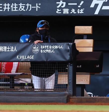 ９回、完封負けを喫し、引き揚げる新庄監督（撮影・中島達哉）