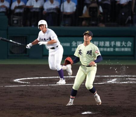 １回、関東第一・井口瑛太（奥）に先制の中犠飛を浴びる英明・冨岡琥希（撮影・中田匡峻）