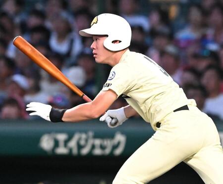 １回、中前打を放つ英明・松原蒼真（撮影・高部洋祐）