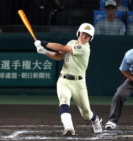 ７回、走者一掃の勝ち越し適時二塁打を放つ英明・松原蒼真（撮影・中田匡峻）