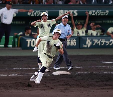 ７回、走者一掃となる勝ち越し適時二塁打を放ち、二塁に向かって走る英明・松原蒼真（撮影・中田匡峻）