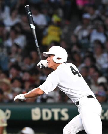 １回、先制犠飛を放つ関東第一・井口瑛太＝甲子園（撮影・高部洋祐）