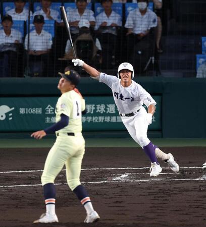 １回、英明・冨岡琥希（手前）から先制の中犠飛を放つ関東第一・井口瑛太（撮影・中田匡峻）