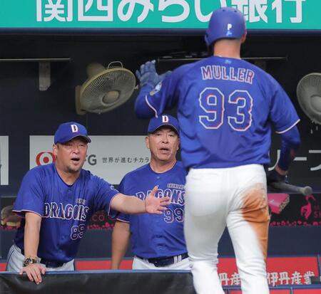 ２回、福永の適時打で生還したマラーを迎える松中コーチ（左）と井上監督（撮影・西田忠信）