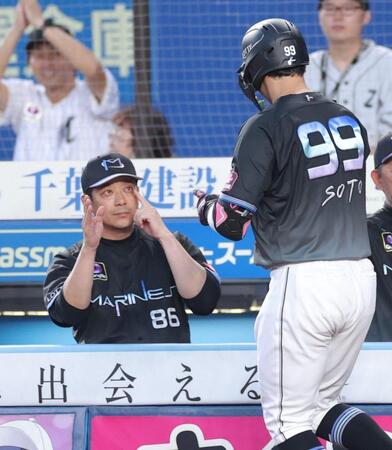 １回、２ランを放ったソト（右）を祝福するサブロー監督（撮影・西岡正）