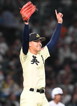 最後を締め、笑顔を見せる英明・冨岡琥希（撮影・高部洋祐）