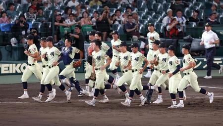 関東第一に勝利し、笑顔で駆け出す英明ナイン（撮影・中田匡峻）