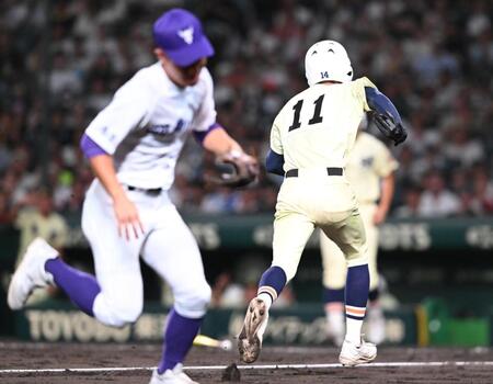 ３回、関東第一の守備が乱れる間に生還する英明・吉川輝（右）＝撮影・高部洋祐