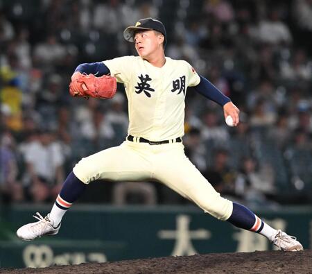 力投する英明・冨岡琥希＝甲子園（撮影・高部洋祐）