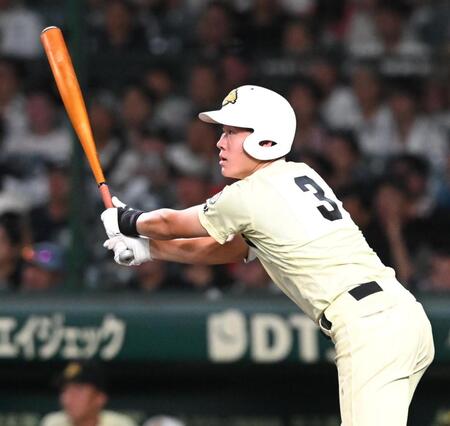 ７回、満塁走者一掃の勝ち越し打を放つ英明・松原蒼真（撮影・高部洋祐）
