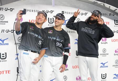 お立ち台で自撮りする（左から）安田、ソト、ジャクソン（撮影・西岡正）