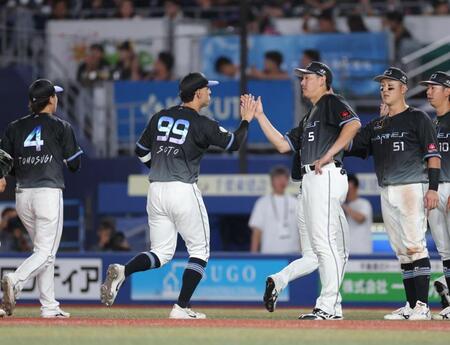 オリックスに勝利し、先頭でナインを迎える安田（中央）＝撮影・西岡正