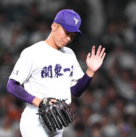 勝ち越しを許した７回を投げ終え、ベンチに戻る関東第一・石井翔（撮影・高部洋祐）