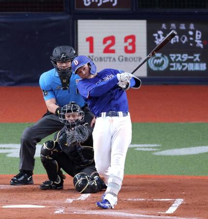 ２回、中前へ適時打を放つ福永（撮影・立川洋一郎）