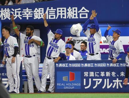 ４回、先制し喜ぶナイン（撮影・石井剣太郎）