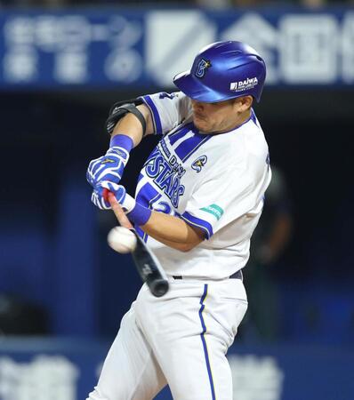 １２回、サヨナラ本塁打を放つ筒香（撮影・石井剣太郎）