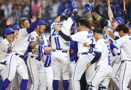 １２回、サヨナラ本塁打を放った筒香（２５）（撮影・石井剣太郎）