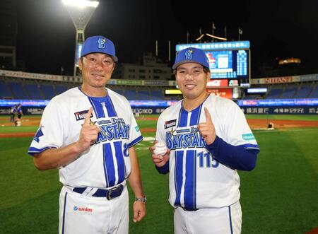 移籍後初勝利をあげ相川監督とポーズをとる馬場（右）＝撮影・石井剣太郎