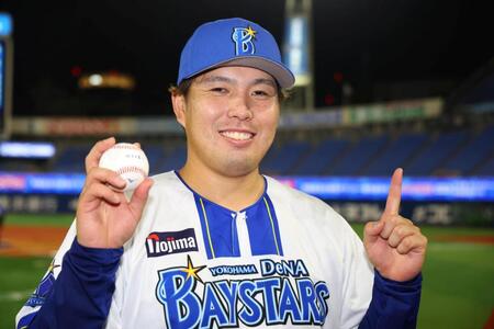 移籍後初勝利をあげ笑顔でポーズをとる馬場（撮影・石井剣太郎）